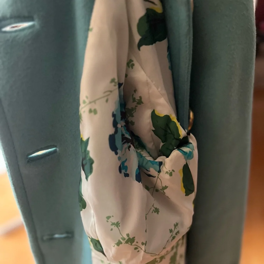 Beautiful coat - Picture 6 of 8